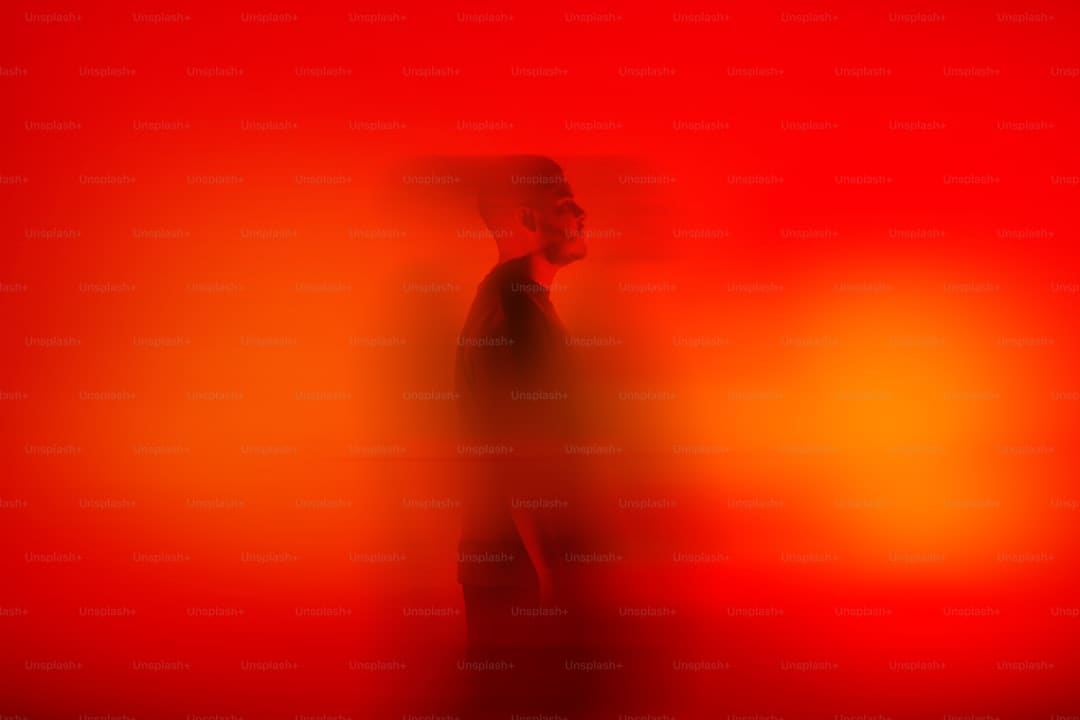 杨默依全新EP《不率直》正式官宣 首波主打曲《昙花》诠释惋惜美学